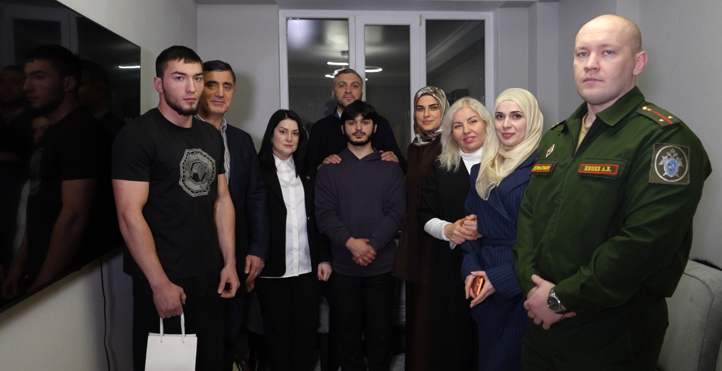 Новый дом для защитников: в Махачкале участникам СВО из числа сирот вручили квартиры и поддержали на новом месте