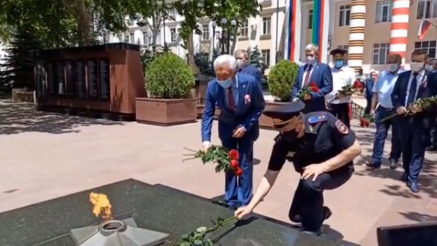В День России Глава Республики Дагестан Владимир Васильев и Министр внутренних дел республики Абдурашид Магомедов возложили цветы к мемориалу погибшим сотрудникам органов внутренних дел.