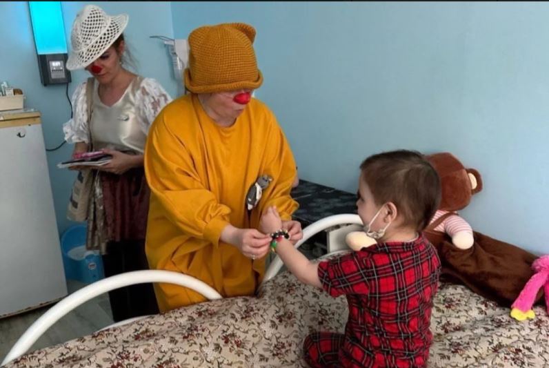 Медицинские клоуны навестили больных детей