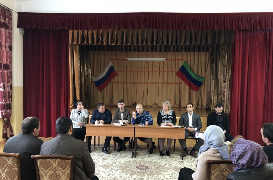Представители Минобрнауки РД встретились с протестующими сотрудниками детдома в Каспийске