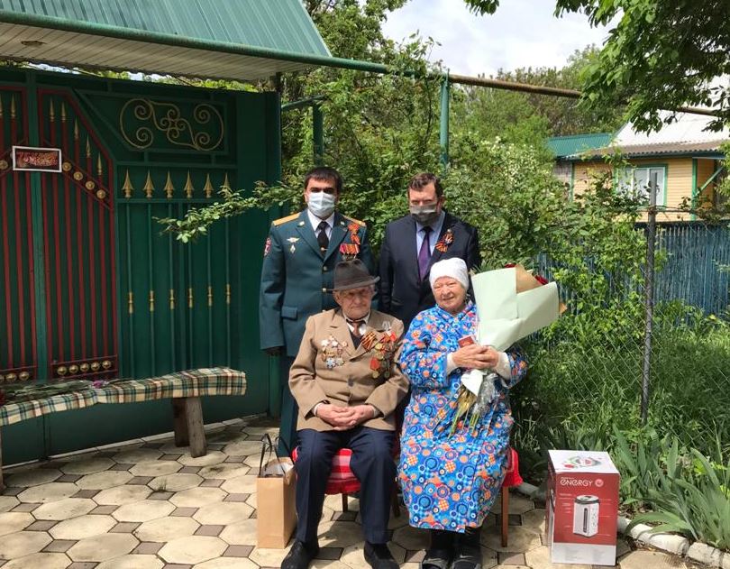 Кизлярскому ветерану ко Дню победы устроили персональный праздник