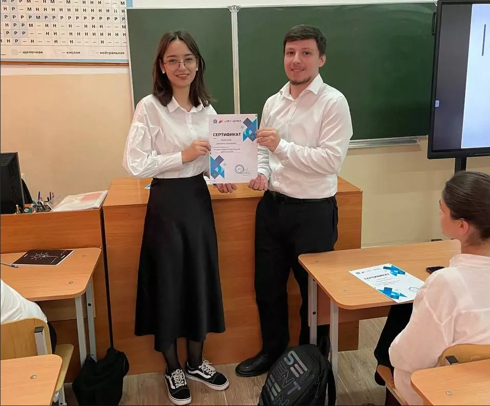 Махачкалинские школьники прошли курс по основам предпринимательской деятельности и получили сертификаты