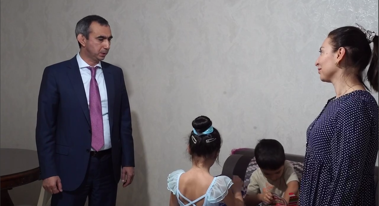 Вице-премьер Заур Эминов исполнил мечту 4-летнего Султана из Каспийска