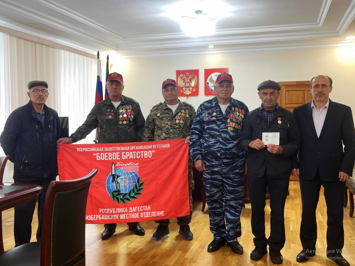 Глава Кайтагского района вручил памятный знак «Семье погибшего защитника Отечества» отцу участника СВО