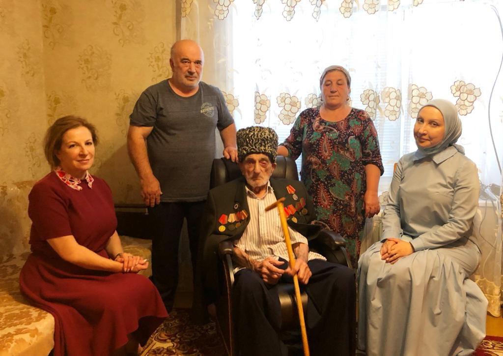 100-летнего ветерана поздравила глава Минтруда Дагестана