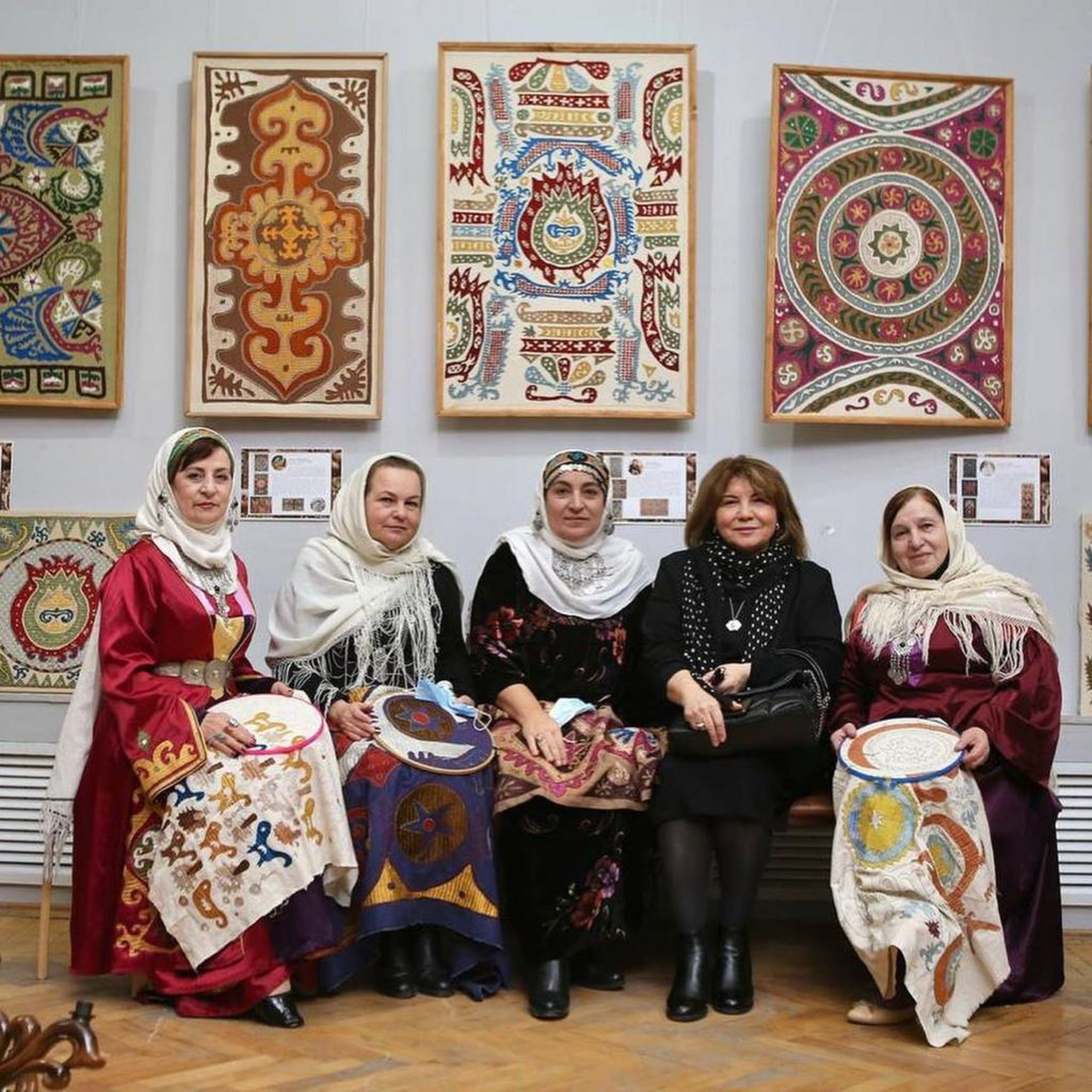 Мастерицы этноцентра Кайтагского района приняли участие в открытии республиканской выставки, посвященной 100-летию автономии Дагестана