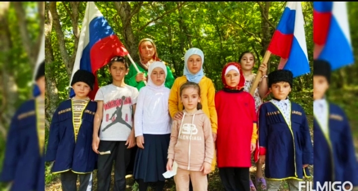 В Казбековском районе прошел флешмоб в честь Дня флага России