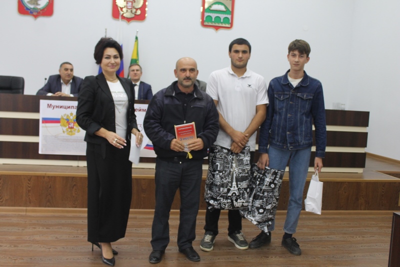 Школьники в Сулейман-Стальском районе помогли аграриям собирать урожай яблок