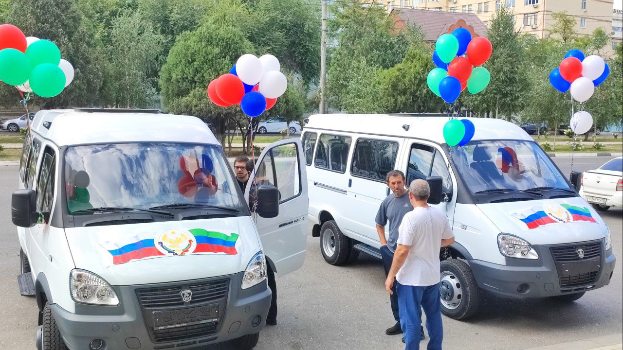 В Дагестане двум многодетным семьям передали ключи от новых микроавтобусов