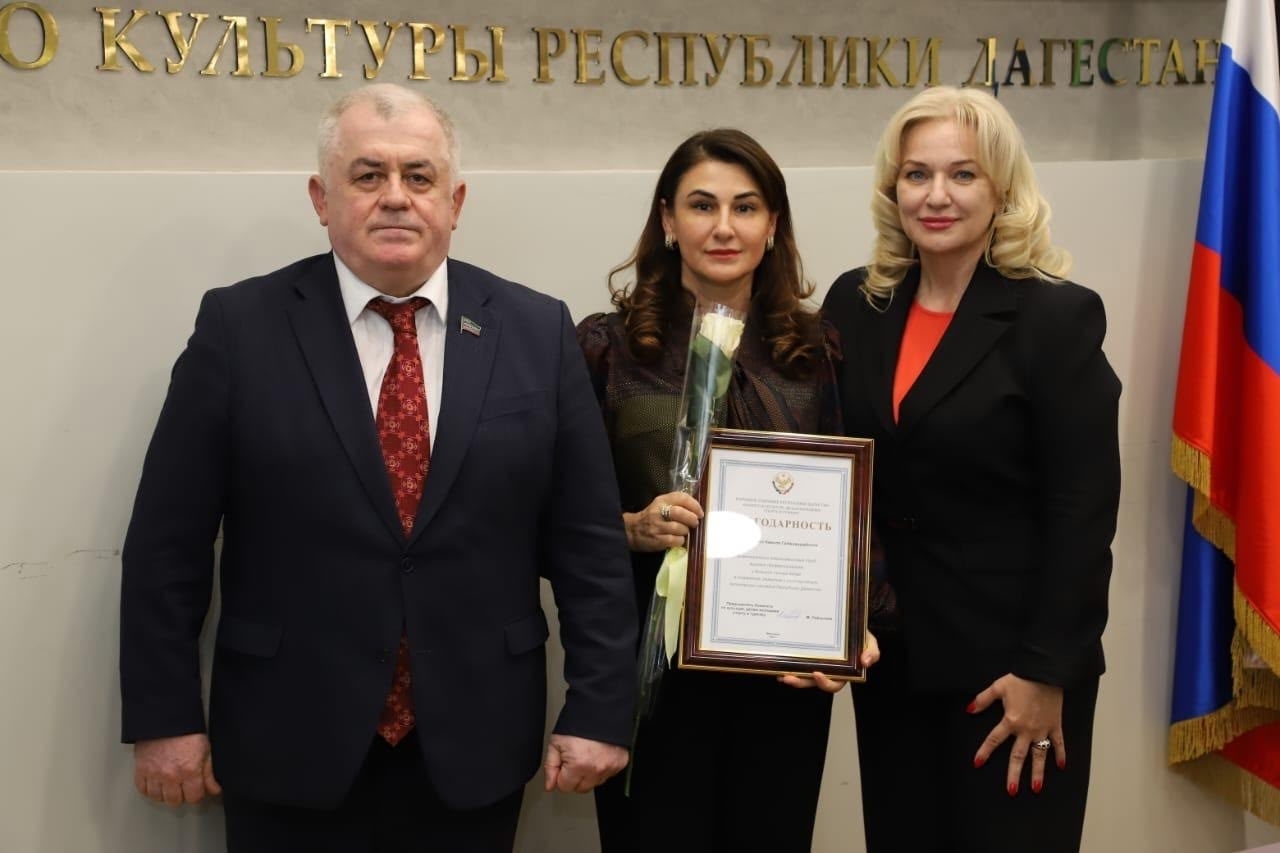 Директор Дербентского музучилища Камила Махмудова награждена Благодарностью Народного Собрания