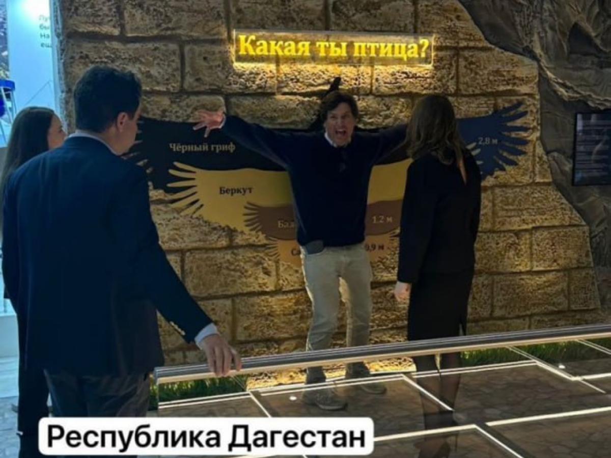 Такер Карлсон посетил дагестанский стенд на выставке "Россия" на ВДНХ