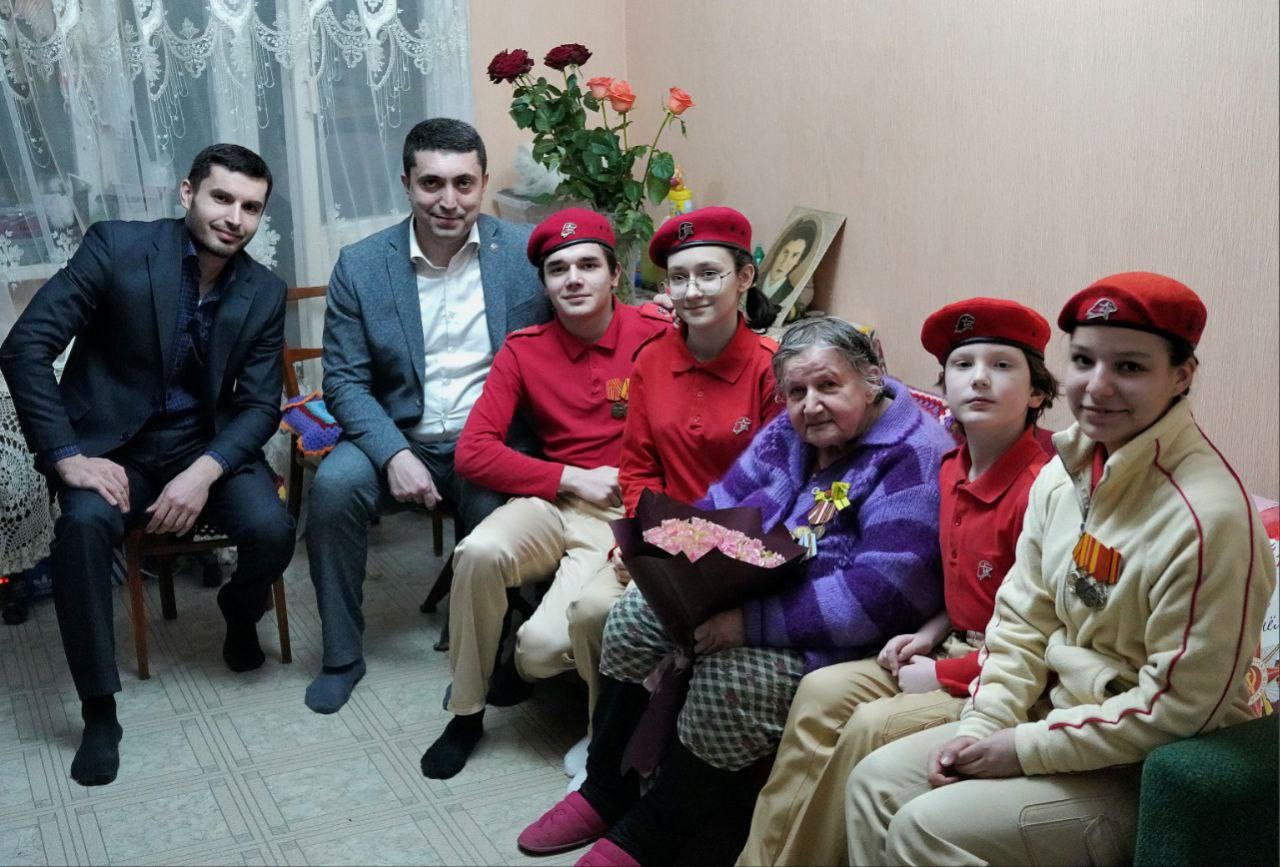 Школьники в День снятия блокады навестили блокадницу Марину Бессалову