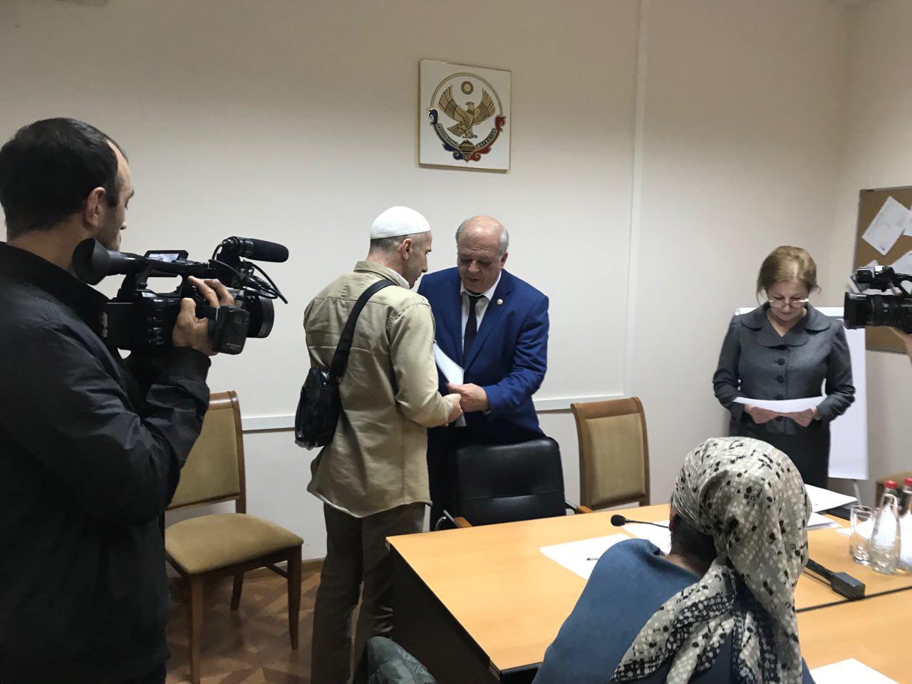 В МИНИСТЕРСТВЕ ТРУДА И СОЦИАЛЬНОГО РАЗВИТИЯ ДАГЕСТАНА ВЫДАЛИ СВИДЕТЕЛЬСТВА НА УЛУЧШЕНИЕ ЖИЛИЩНЫХ УСЛОВИЙ ИНВАЛИДАМ И СЕМЬЯМ, ИМЕЮЩИМ ДЕТЕЙ ИНВАЛИДОВ