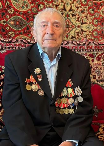 Председатель Правительства РД Магомед Рамазанов поздравил ветерана  войны Юрия Петрухина  с 99-летием