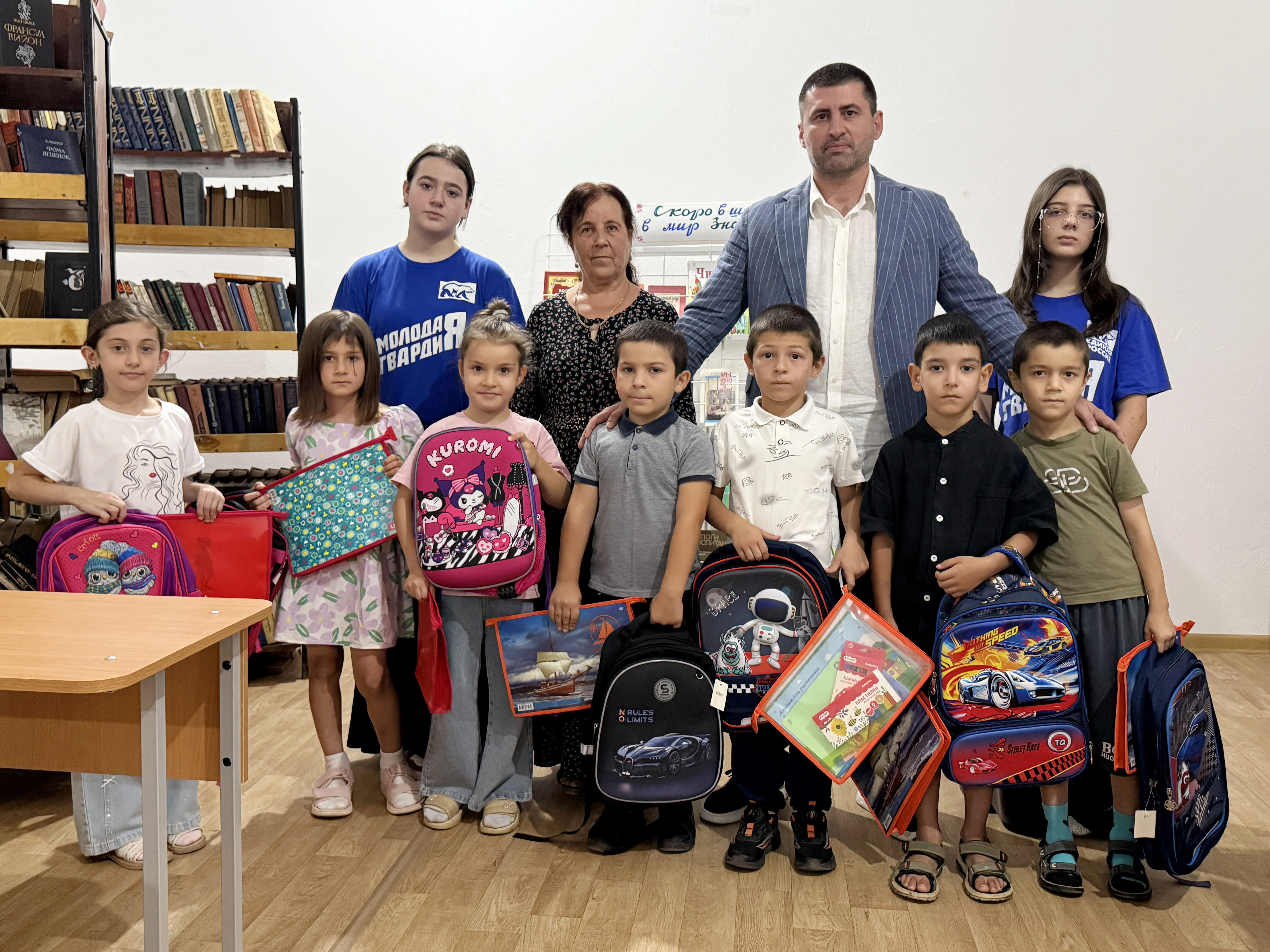 В Кайтагском районе 12 первоклассников из многодетных семей получили школьные наборы