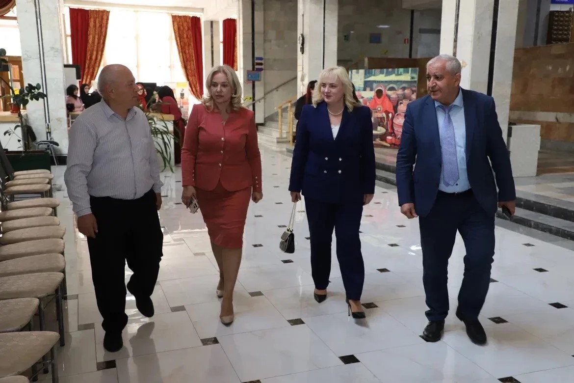 Заместитель министра культуры России Жанна Алексеева посетила Национальную библиотеку Дагестана