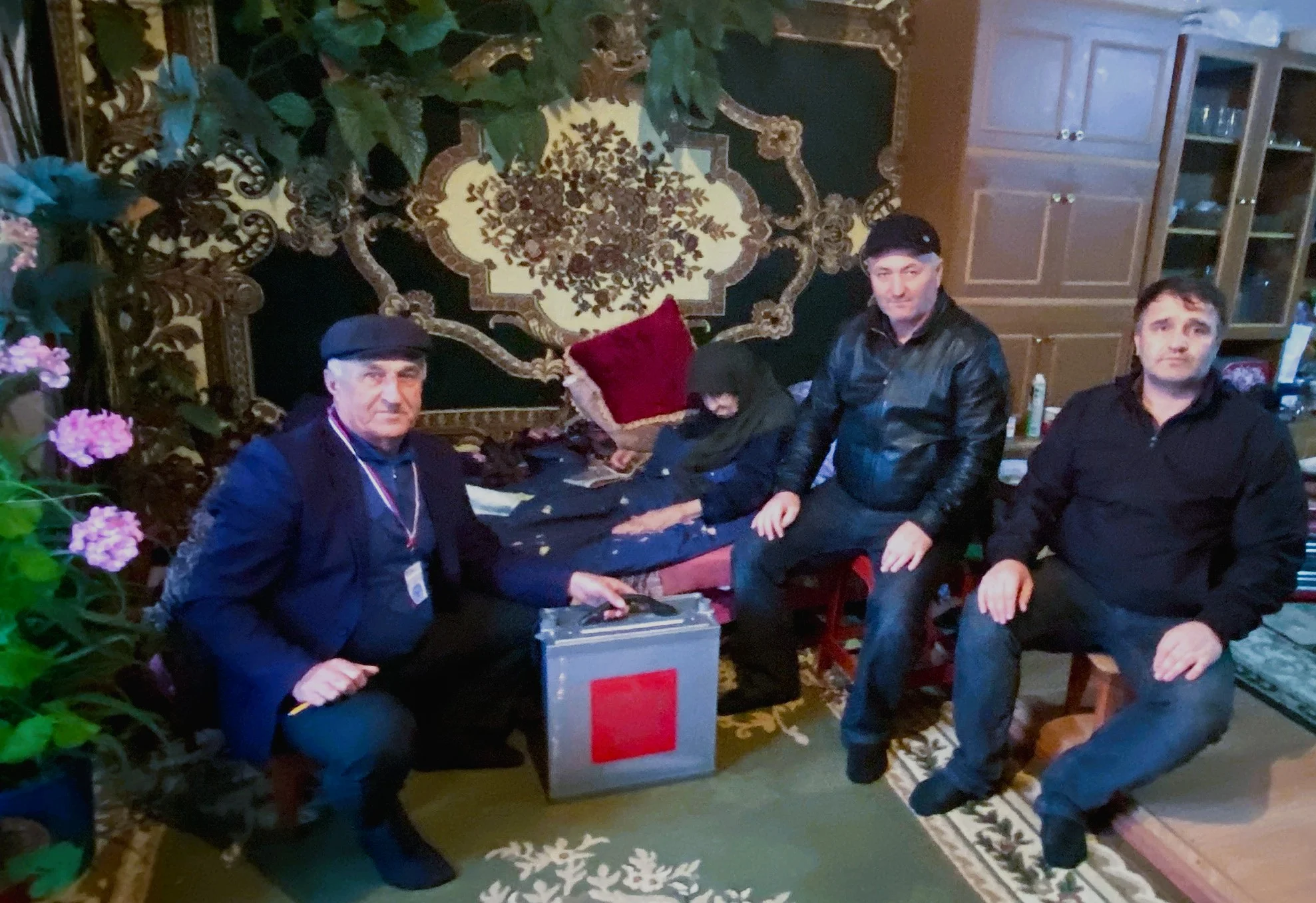 96 летняя вдова участника Великой Отечественной войны Муъминат Ибнухаджарова из Гумбетовского района проголосовала на дому