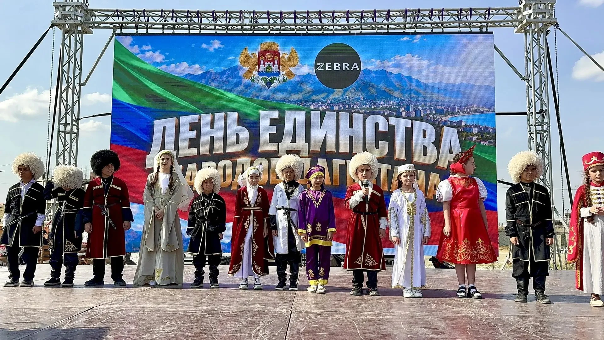 Более трёх тысяч махачкалинцев и гостей столицы на КСК «Зебра»: в Махачкале отметили День единства народов Дагестана