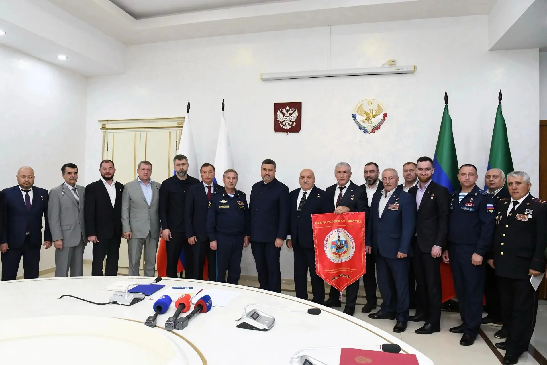 Заур Аскендеров поблагодарил участников акции «Вахта Героев Отечества» за работу с молодежью