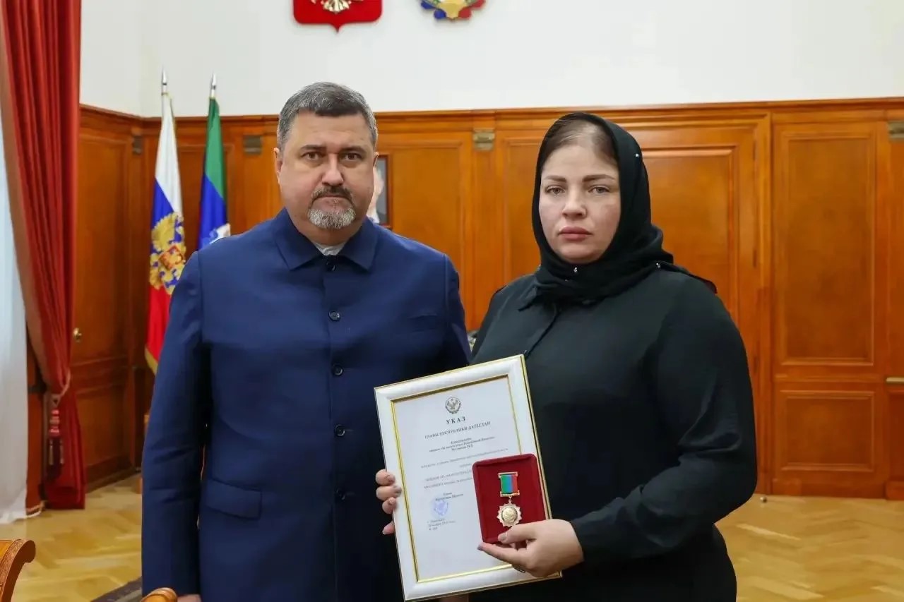 Фёдор Щукин вручил вдове Героя России Муслима Муслимова орден «За заслуги перед Республикой Дагестан»