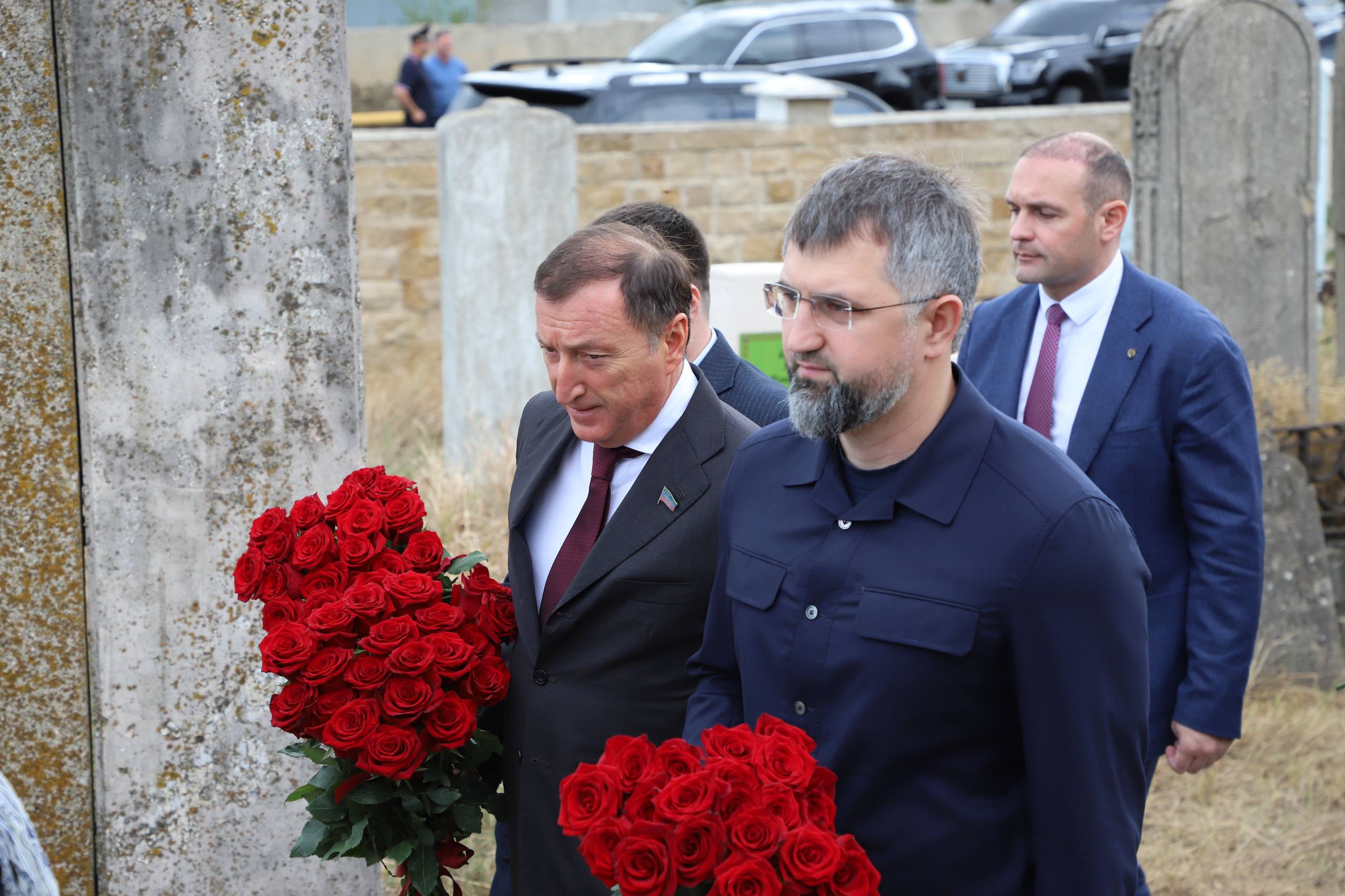 Магомед Рамазанов возложил цветы к могиле Расула Гамзатова на горе Тарки-Тау
