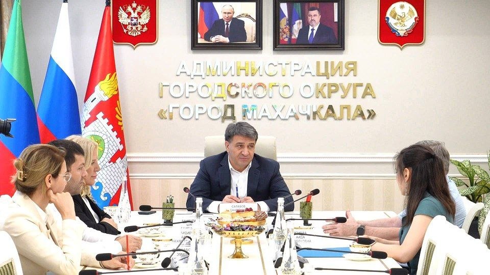 Глава города Махачкалы Джамбулат Салавов провел рабочую встречу с руководителями социального проекта «Команда молодости» Рашидом Акавовым и Аидой Изиевой.