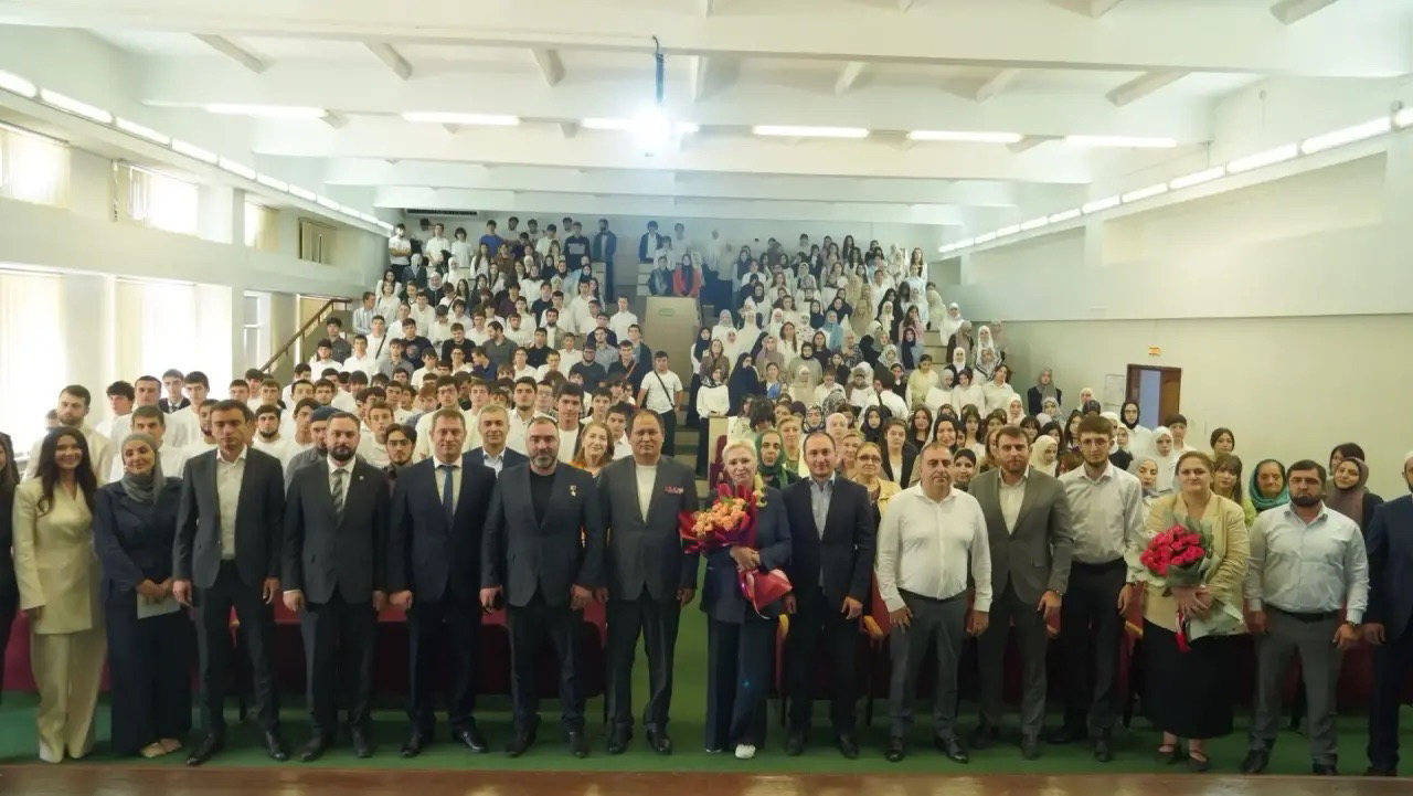 В колледже Махачкалы открыли «Парту Героя» имени Энвера Набиева