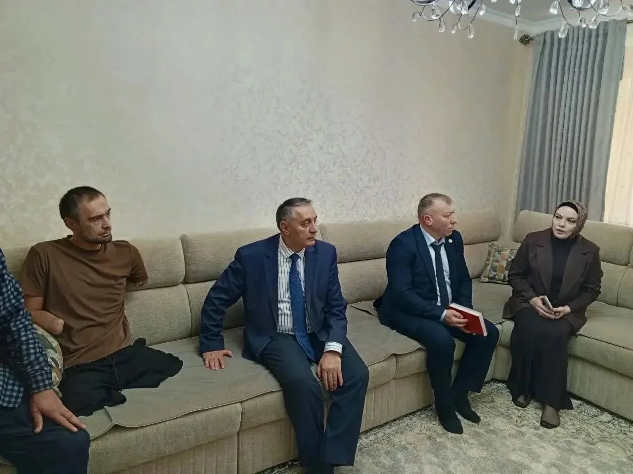 Абдурахман Махмудов посетил семью ветерана СВО Мурада Гаджиева в Буйнакске