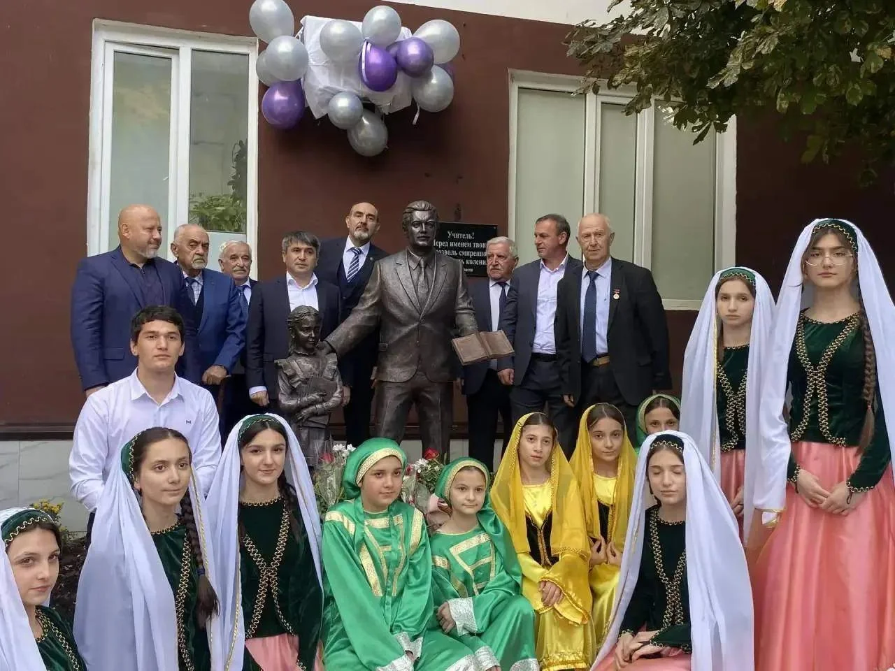 В Табасаранском районе открыли памятник учителю
