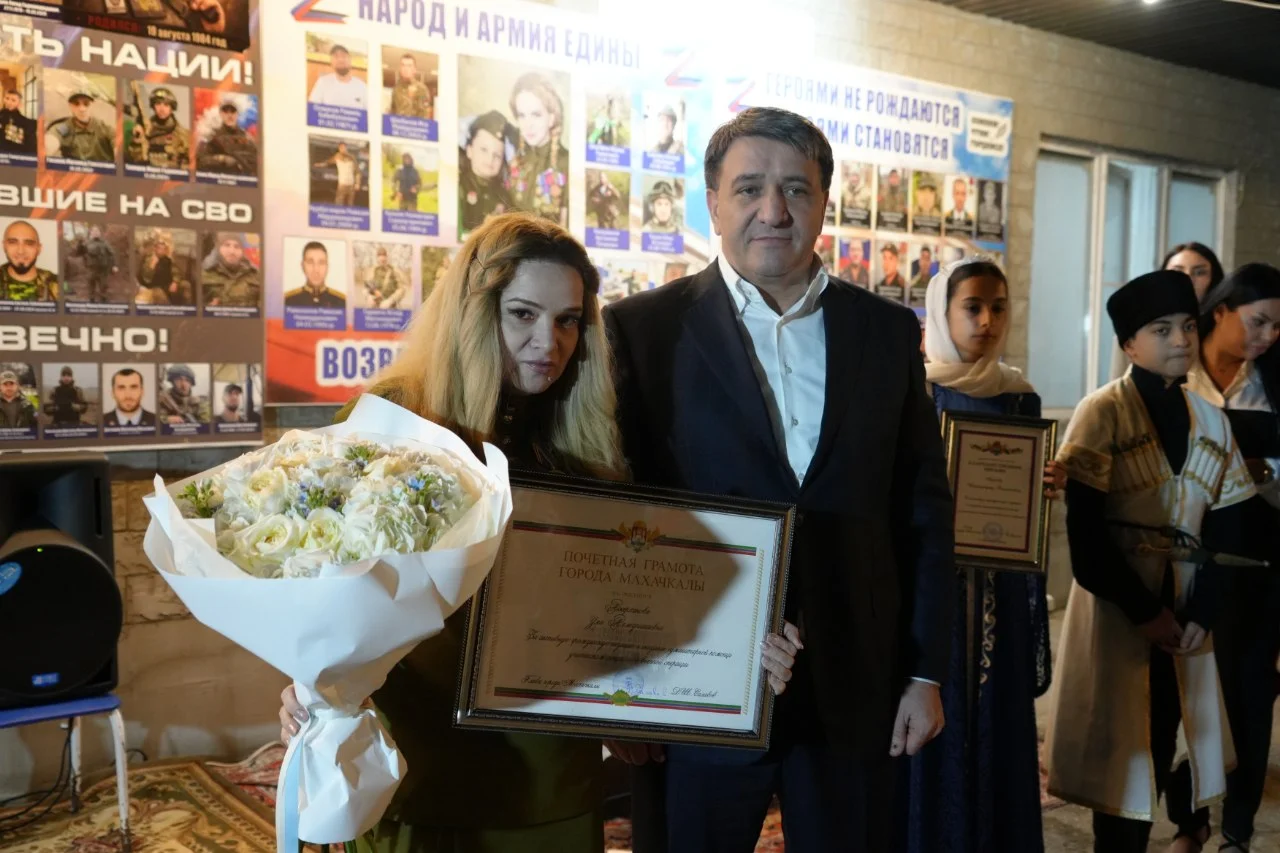 Джамбулат Салавов встретился с Умой Аскерхановой и волонтёрами улицы Хуршилова