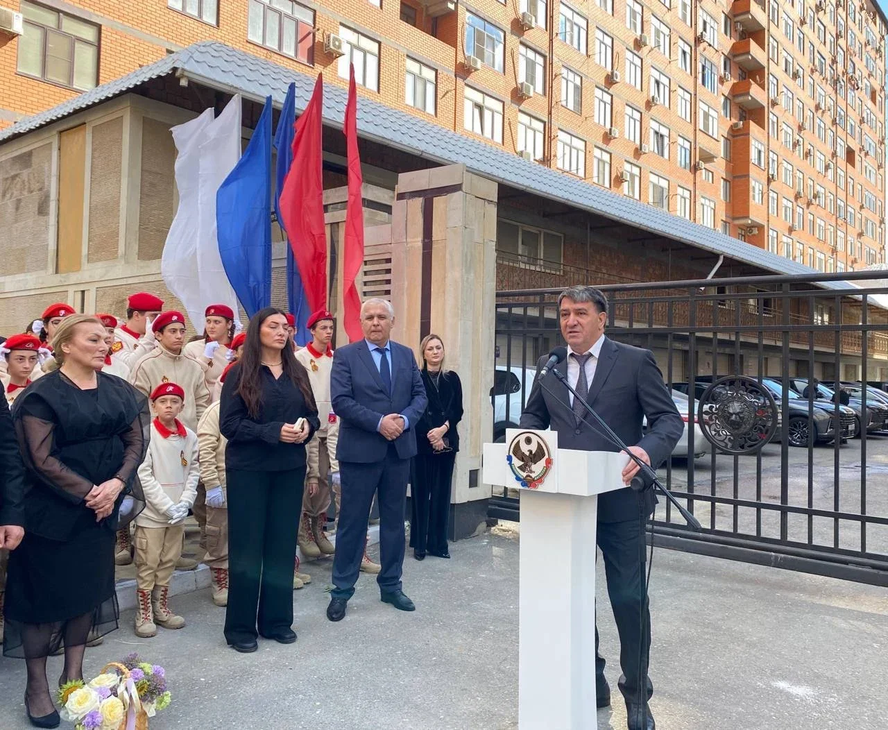 Мемориальную плиту памяти Героя России Магомеда Исбакиева установили в Махачкале