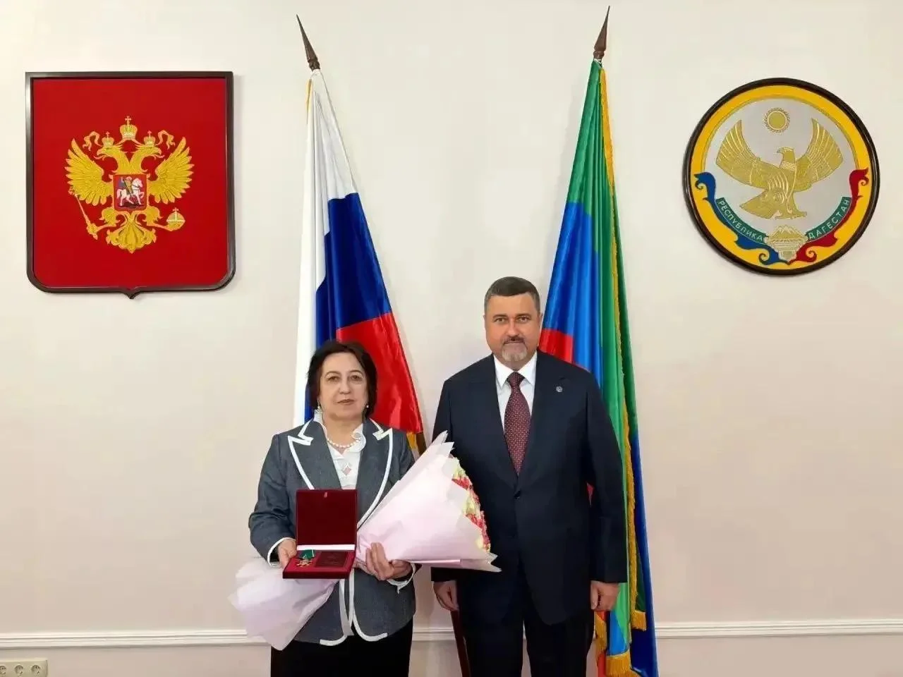 Фёдор Щукин вручил орден Почета Республики Дагестан III степени Уммупазиль Омаровой