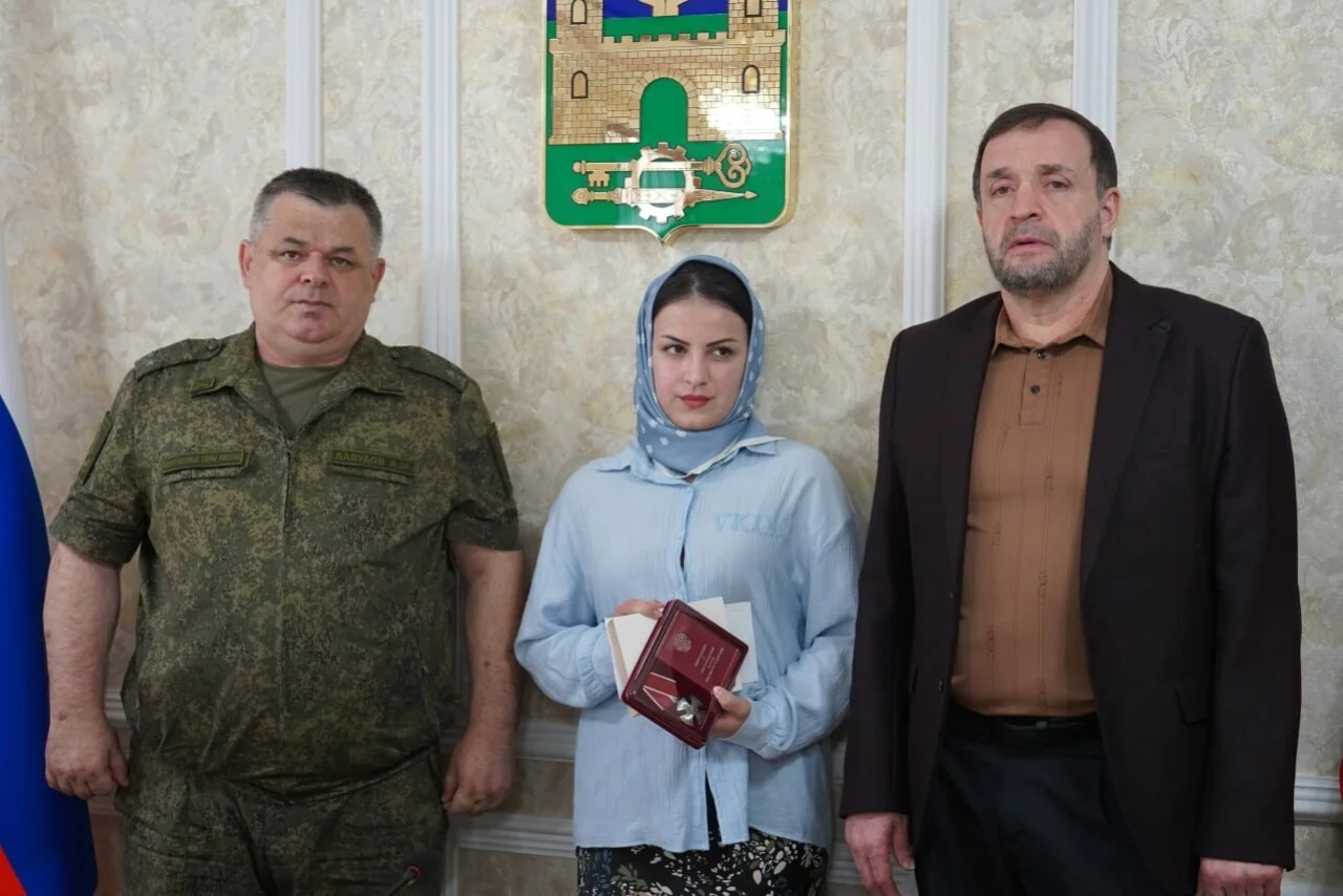 Семье погибшего на СВО хасавюртовца вручили его Орден Мужества