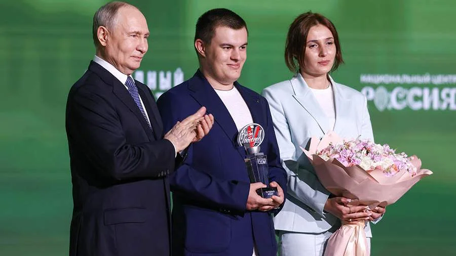 Владимир Путин вручил премию «Все для Победы!» 19-летнему Шамилю Устарбекову