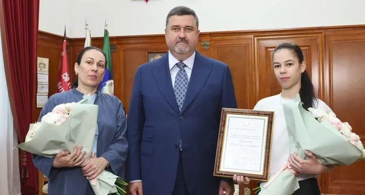 Глава Дагестана Фёдор Щукин вручил благодарность спасшей ребенка Юлдуз Казбековой