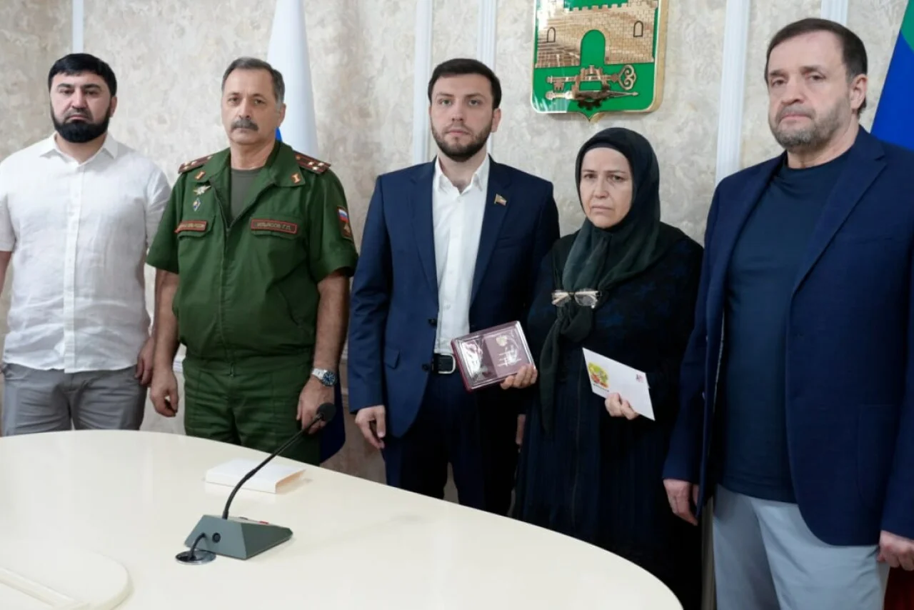 Матери погибшего на СВО бойца Идриса Мутаилова вручили орден Мужества