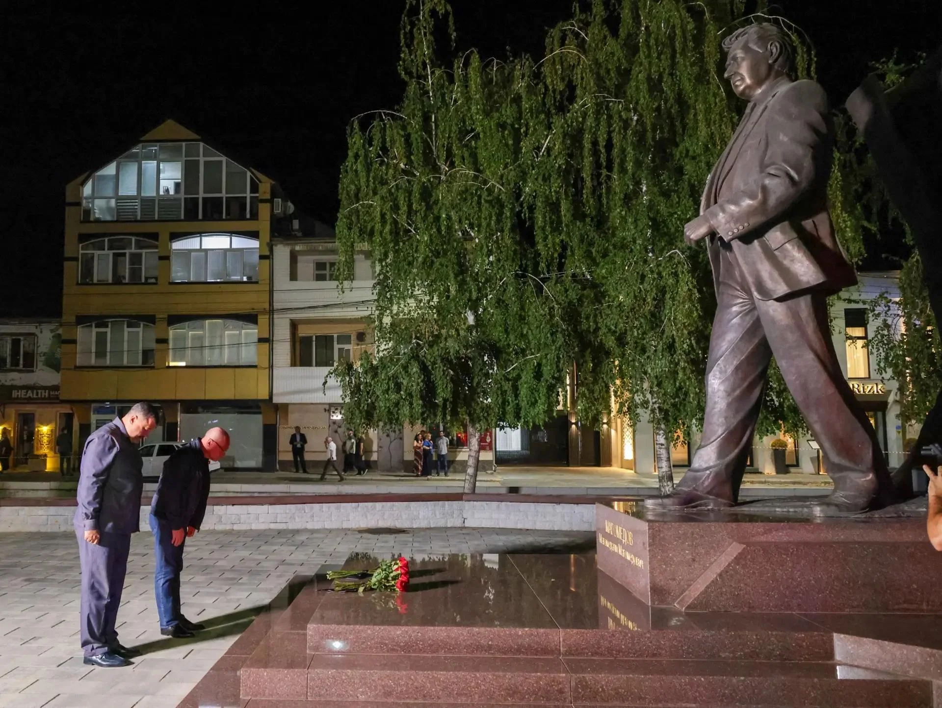 Сергей Кириенко и Фёдор Щукин возложили цветы к памятнику Магомедали Магомедову