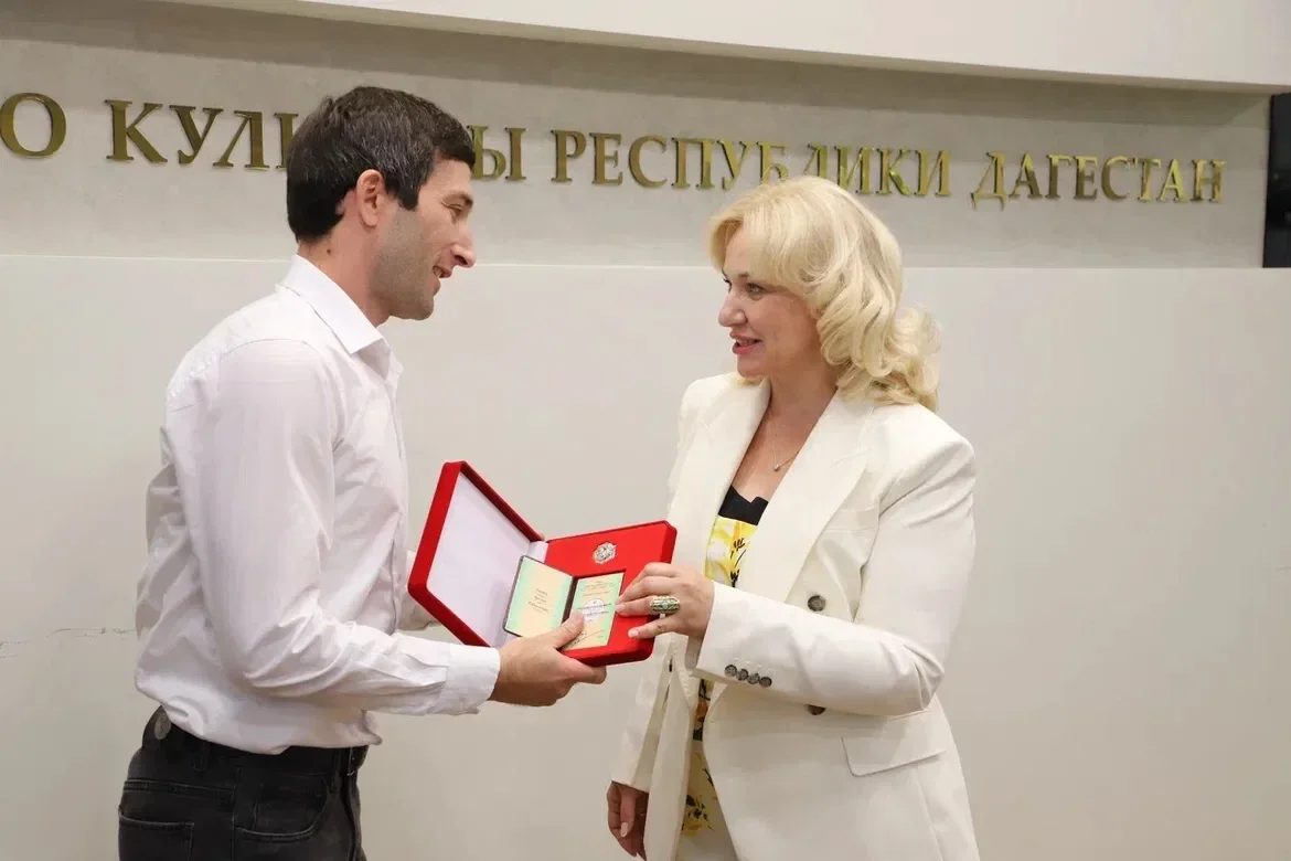 Работников культуры наградили в преддверии Дня Конституции Республики Дагестан.