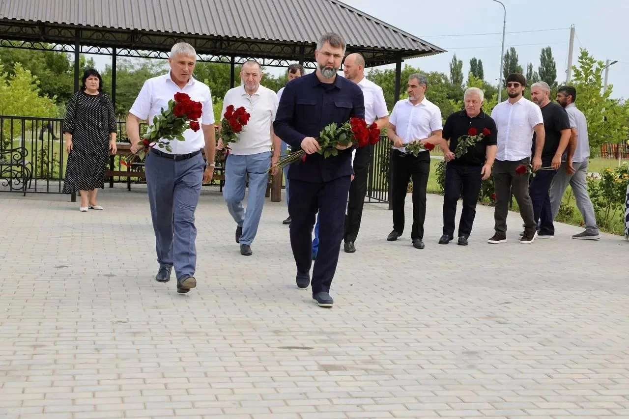 Магомед Рамазанов возложил цветы в Саду памяти в Кизлярском районе