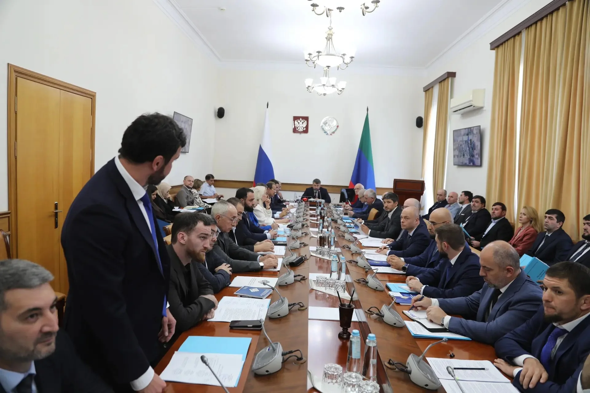 Премьер Дагестана представил кабмину новых руководителей