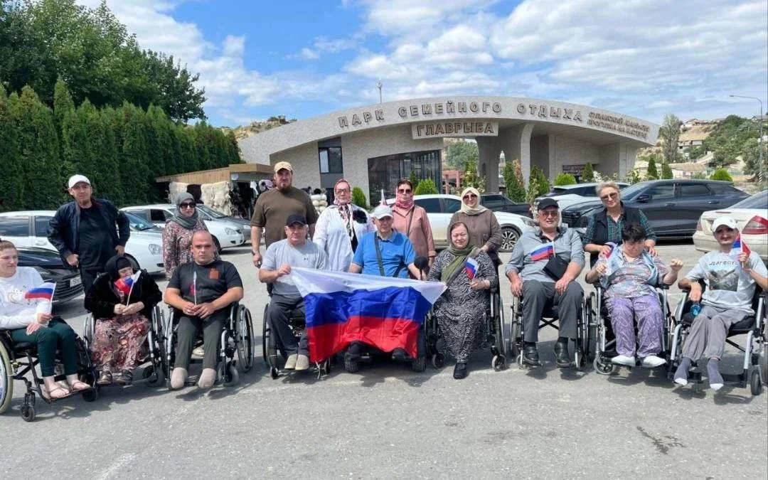 Члены Каспийской организации ВОИ посетили Сулакский каньон в преддверии Дня Государственного флага РФ