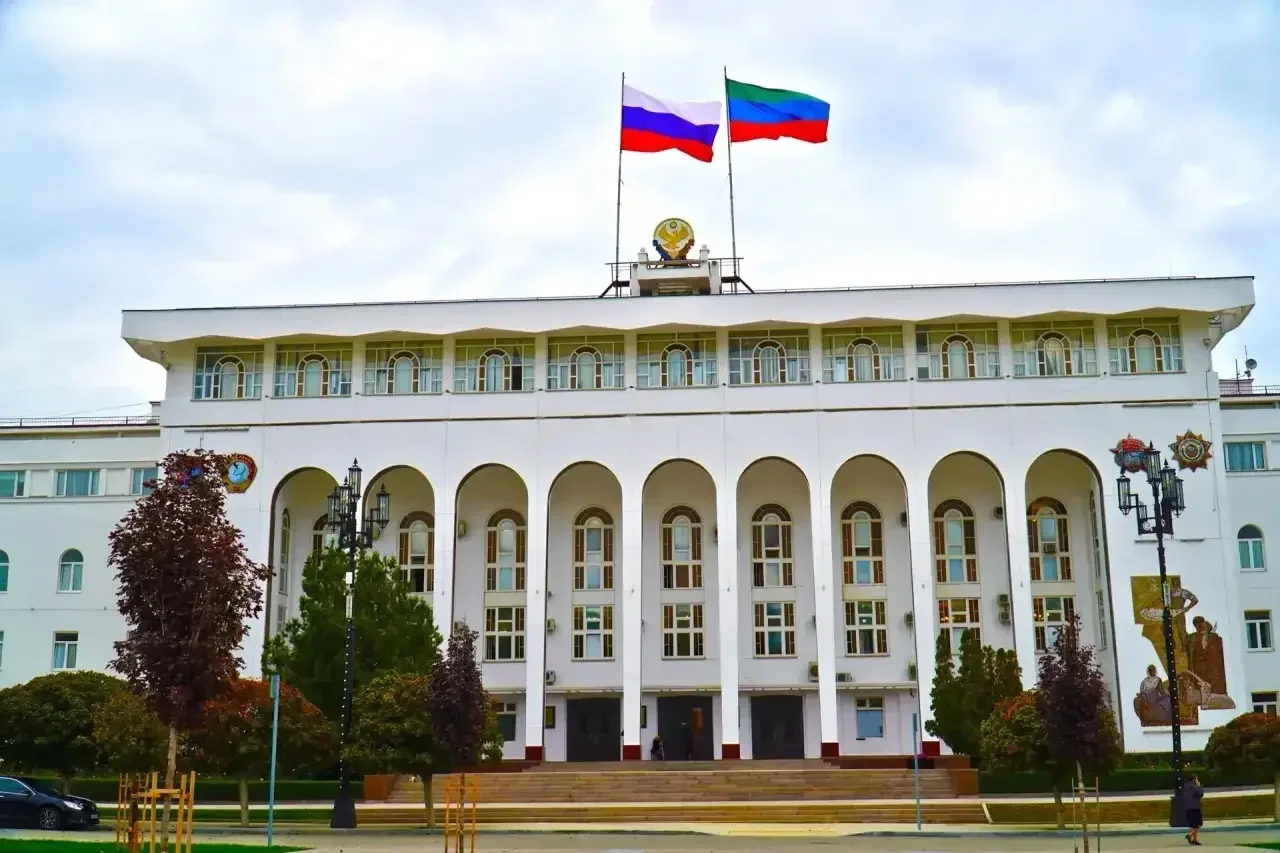 О выходных и нерабочих праздничных днях в связи с празднованием Дня Конституции Республики Дагестан