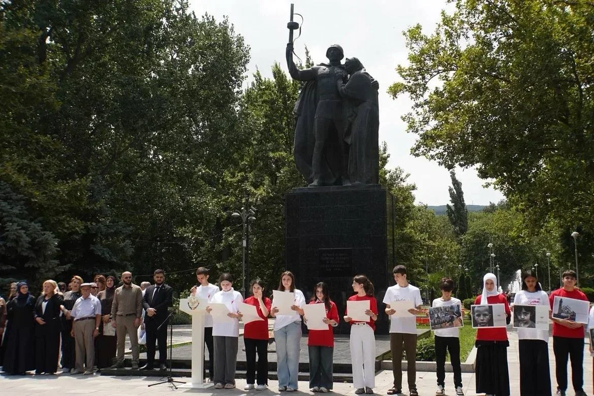 Траурная акция в память о детях Донбасса, ставших жертвами войны, прошла в парке имени Ленинского комсомола